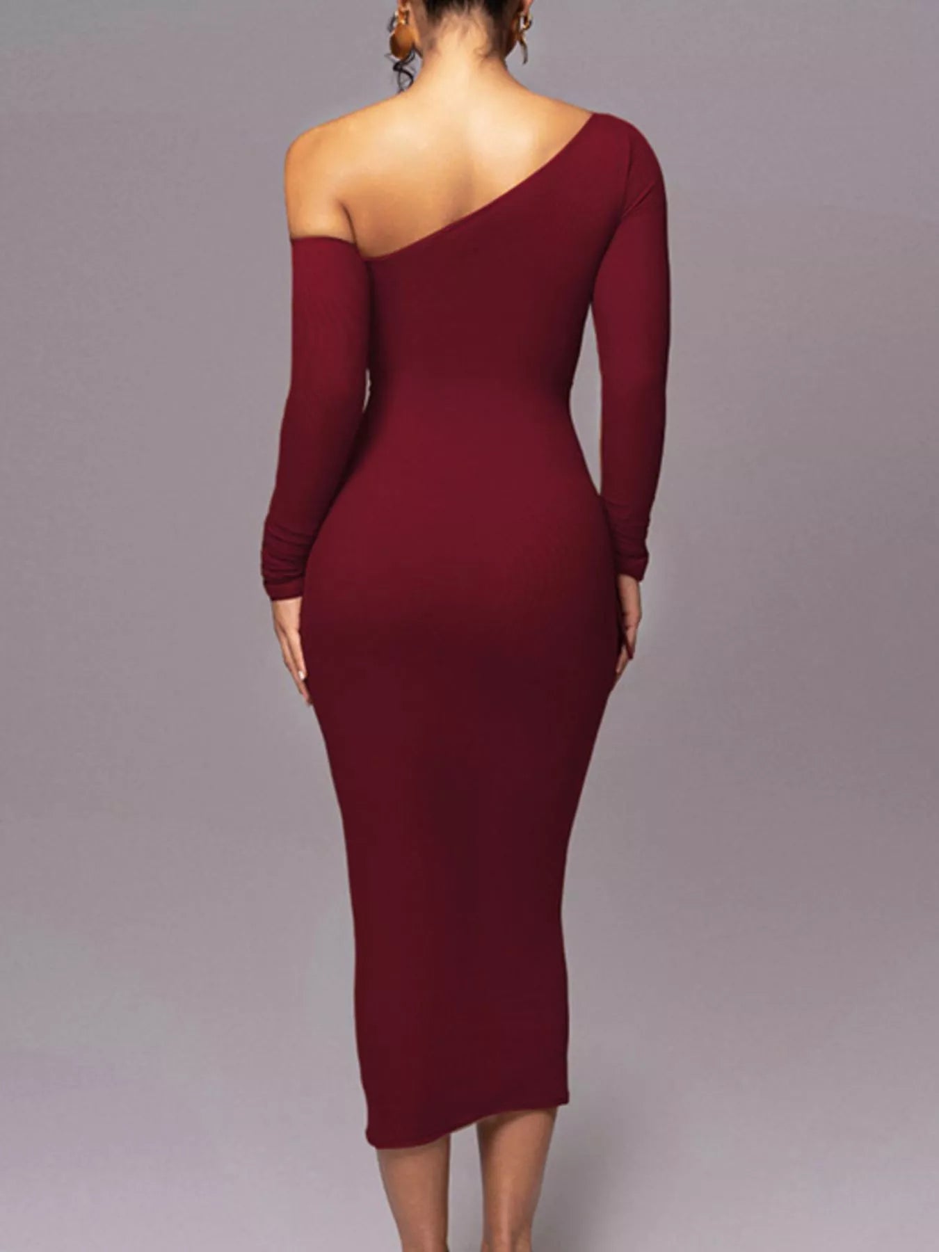 Einseitig schulterfreies, gerafftes, figurbetontes Midikleid