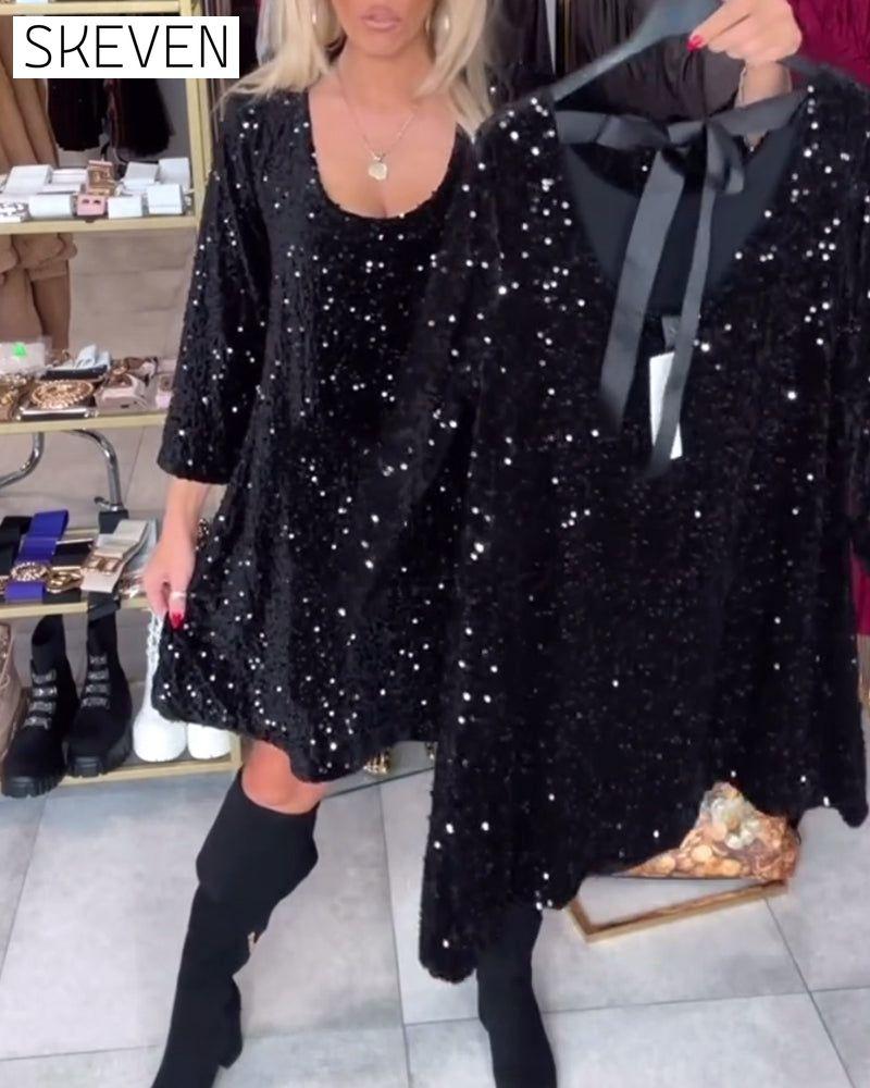 Samtkleid mit Pailletten und weitem Ausschnitt