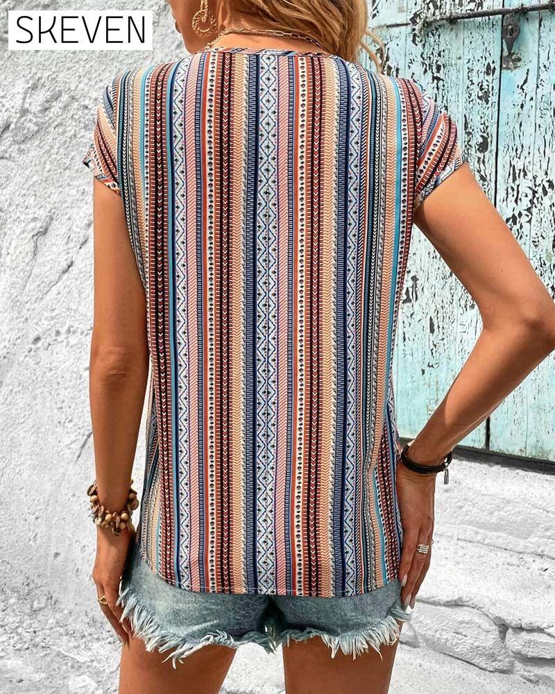 T-shirt à col en V en dentelle imprimée colorée