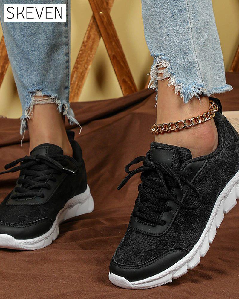 Einfache, einfarbige, atmungsaktive Schnürsneaker