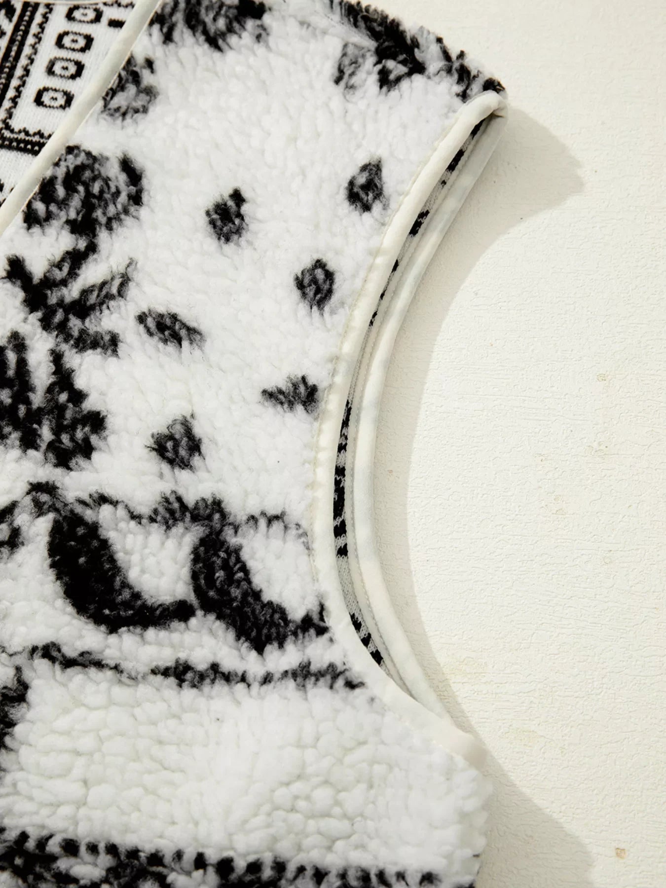 Sherpa-Weste mit Paisley-Print und Taschen im Western-Stil
