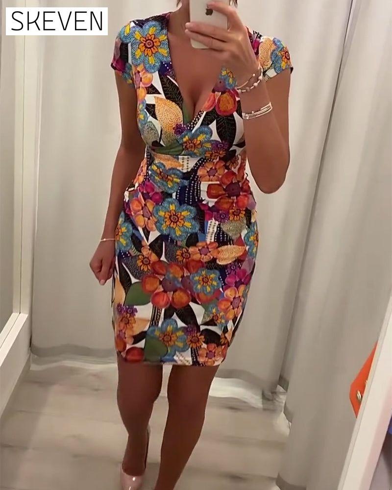 Schlankes, sexy Kleid mit tiefem V-Ausschnitt