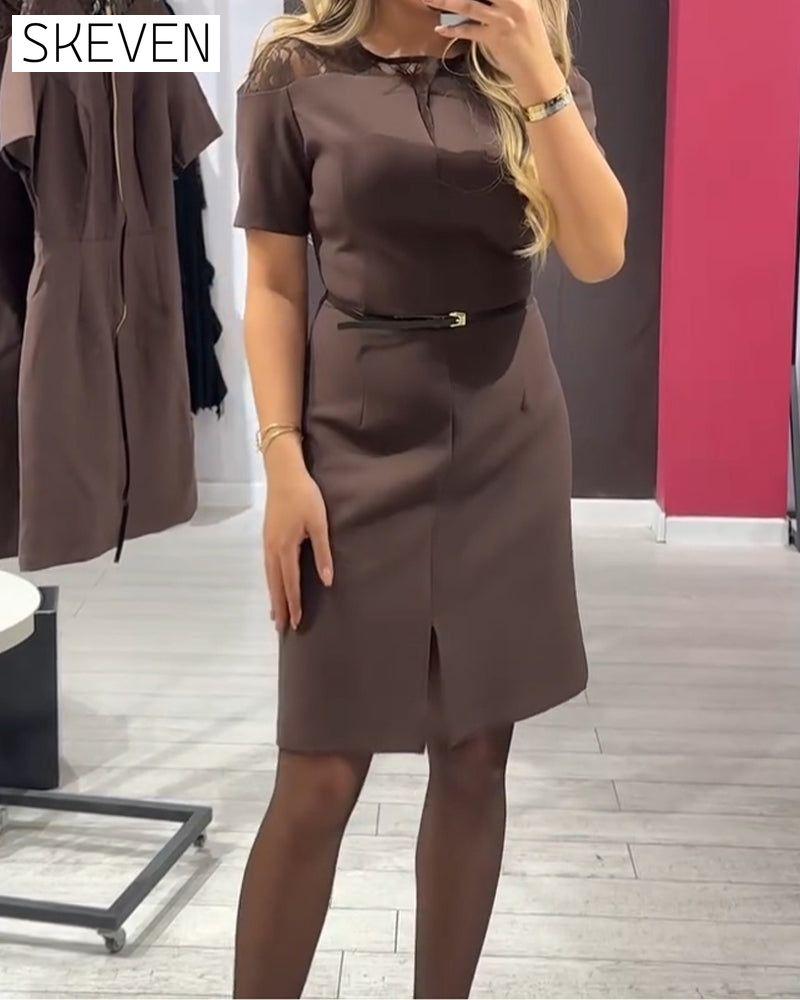 Elegantes, gerades Kleid mit Spitzeneinsatz und Schlitz