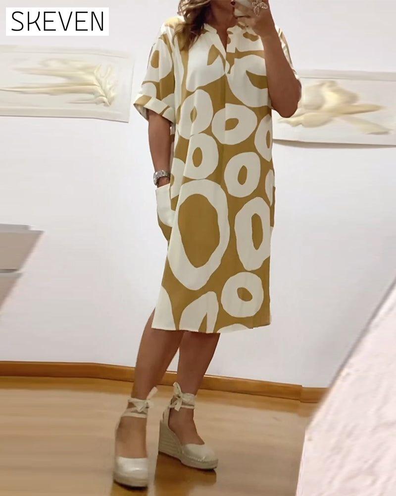 Lässiges Kleid mit Buchstabenprint und V-Ausschnitt