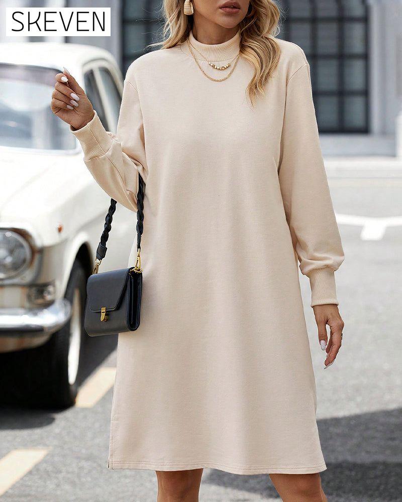 einfarbiges Kleid mit hohem Kragen