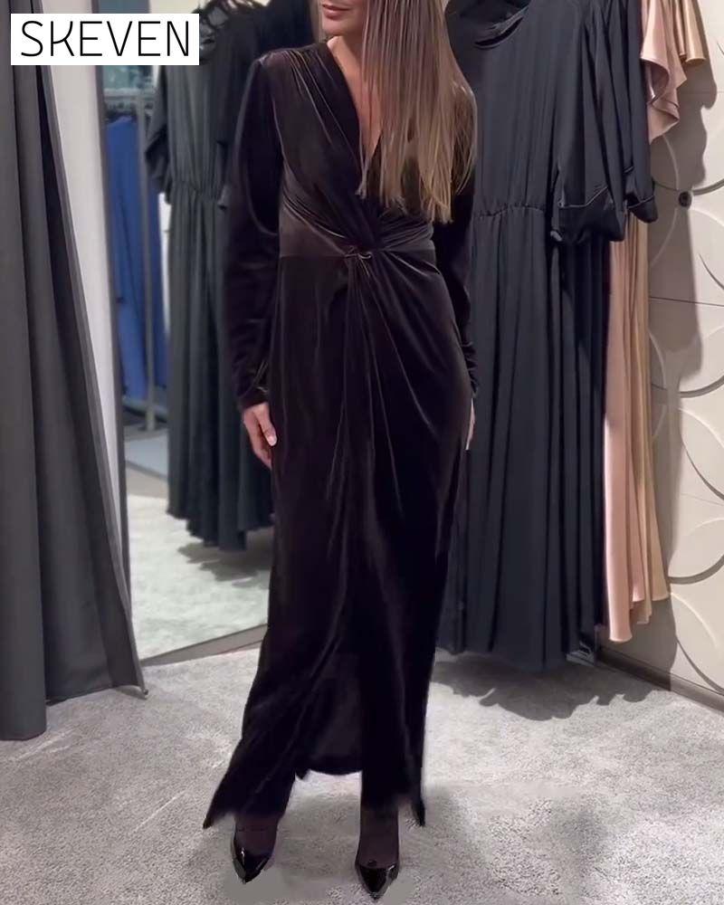 Stilvolles, figurbetontes Kleid mit V-Ausschnitt