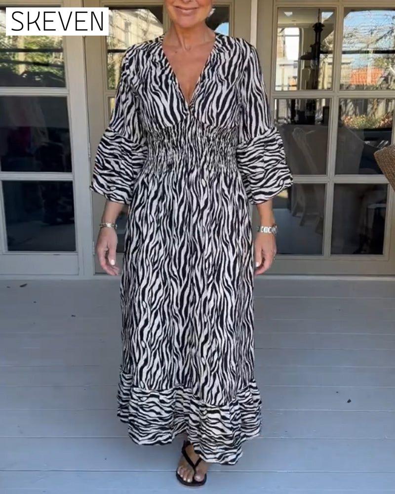 Gestreiftes Kleid mit V-Ausschnitt