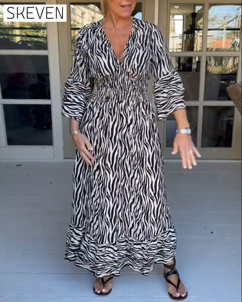 Gestreiftes Kleid mit V-Ausschnitt