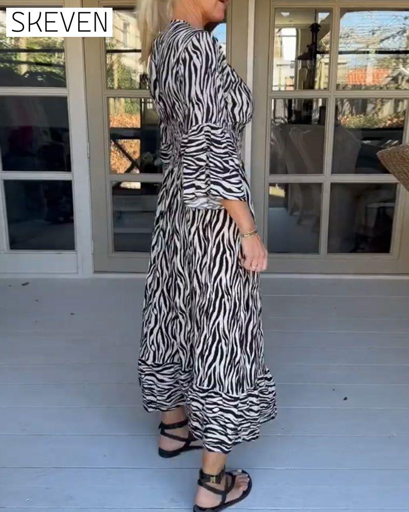 Gestreiftes Kleid mit V-Ausschnitt