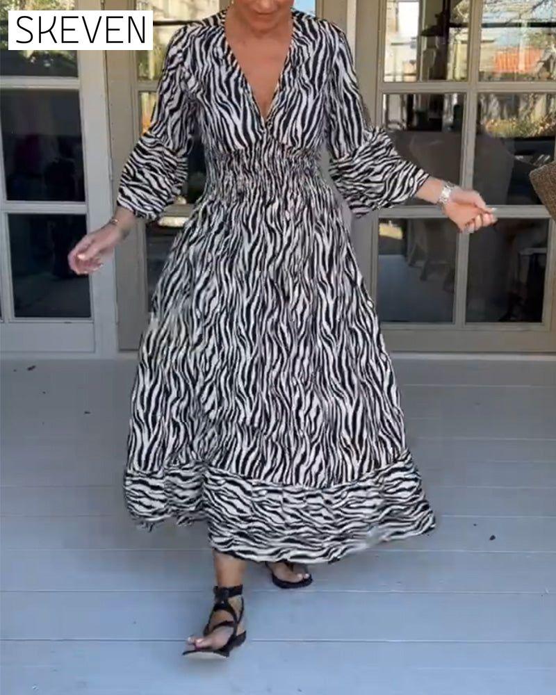 Gestreiftes Kleid mit V-Ausschnitt