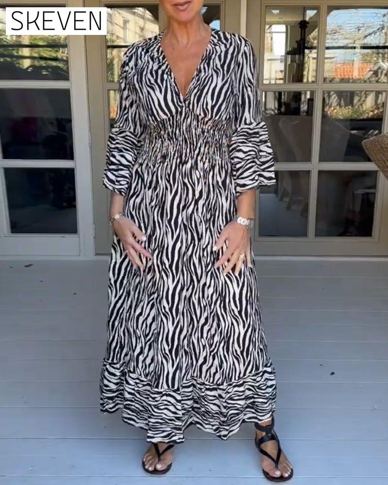 Gestreiftes Kleid mit V-Ausschnitt