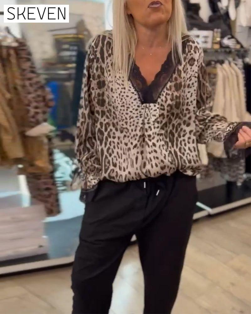 Blouse tendance à imprimé léopard, col V et empiècements en dentelle.