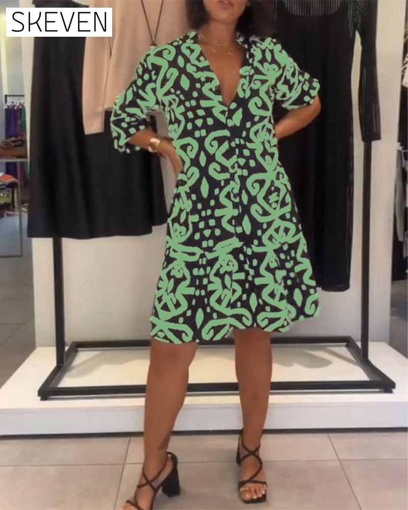 Elegantes bedrucktes Kleid mit V-Ausschnitt