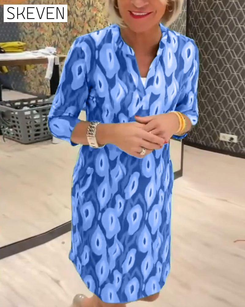 Kleid mit V-Ausschnitt und bedruckten Dreiviertelärmeln