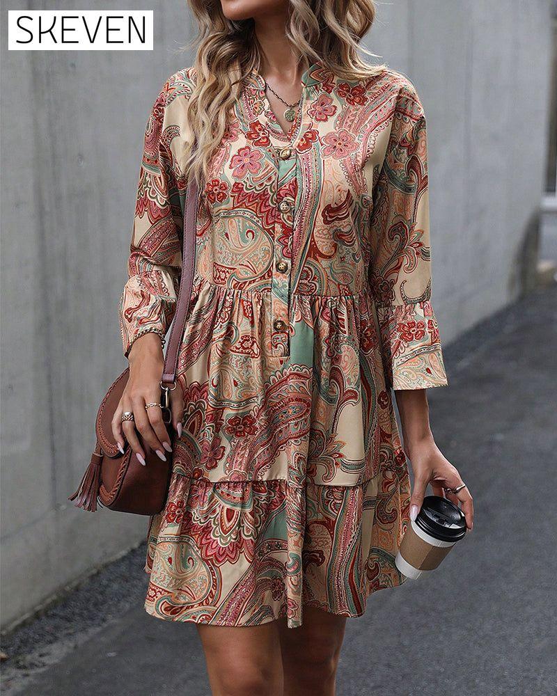 Kleid mit Paisley-Muster und V-Ausschnitt