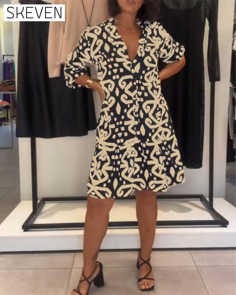 Elegantes bedrucktes Kleid mit V-Ausschnitt
