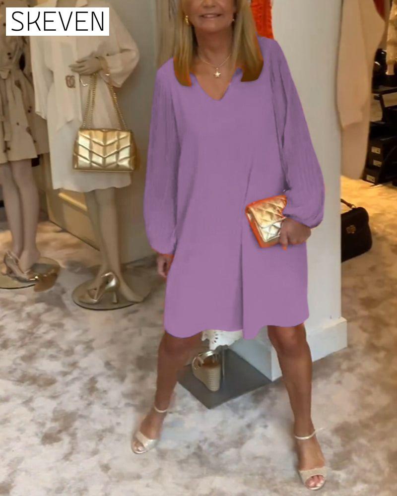 einfarbiges Kleid mit Laternenärmeln und V-Ausschnitt