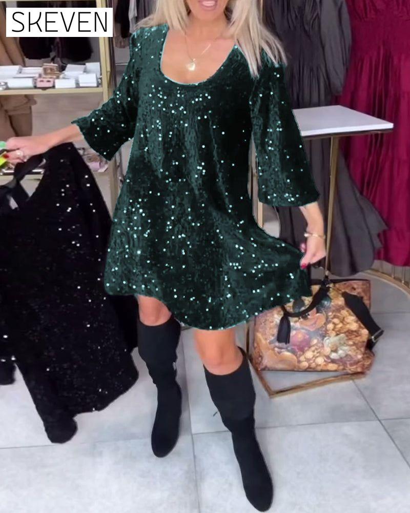 Samtkleid mit Pailletten und weitem Ausschnitt