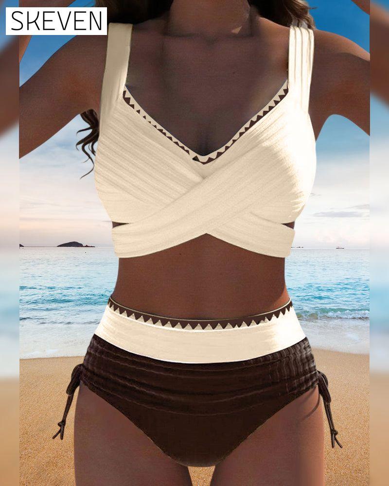 Lässiger zweiteiliger Bikini mit kontrastfarbenen Ziernähten