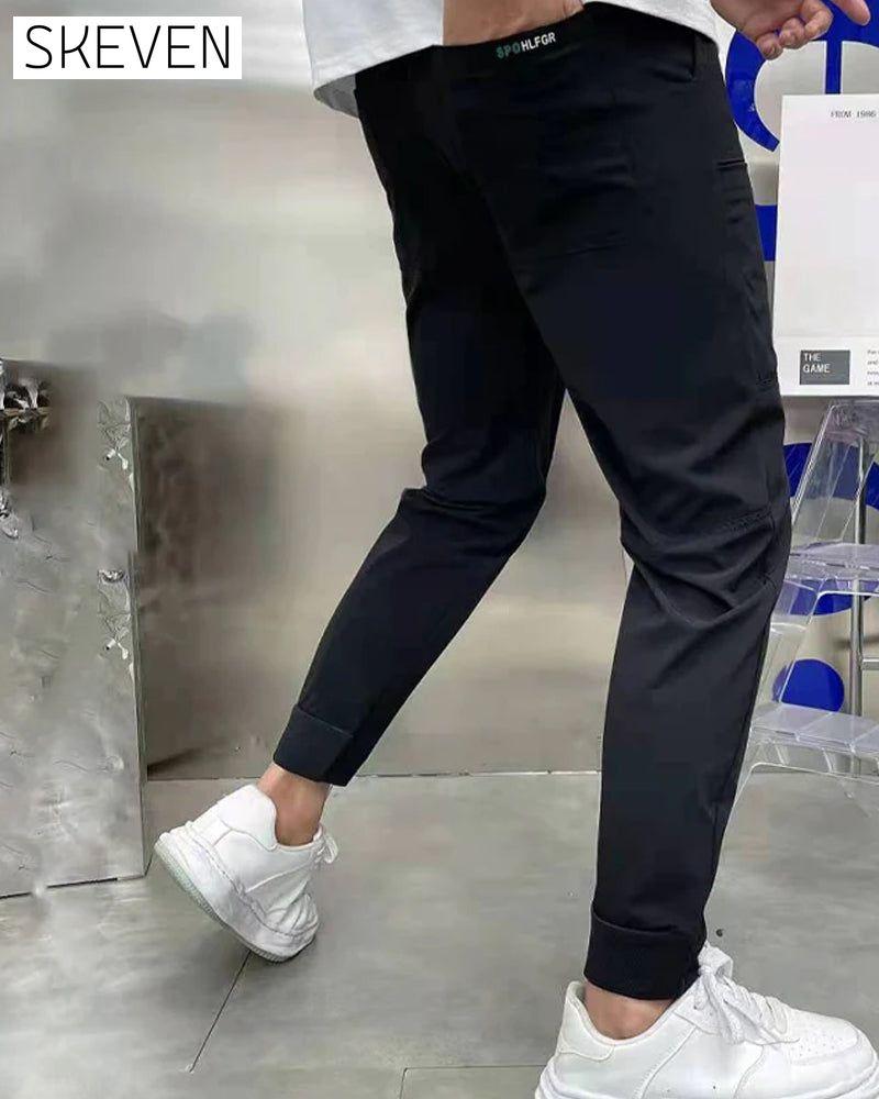 Herren-Cargohose mit hohem Stretchanteil, mehreren Taschen und schmaler Passform
