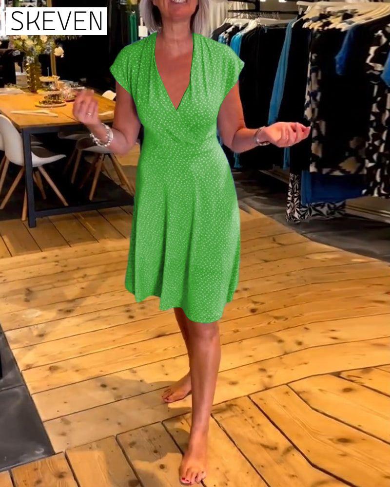 robe à pois à manches courtes et col en V