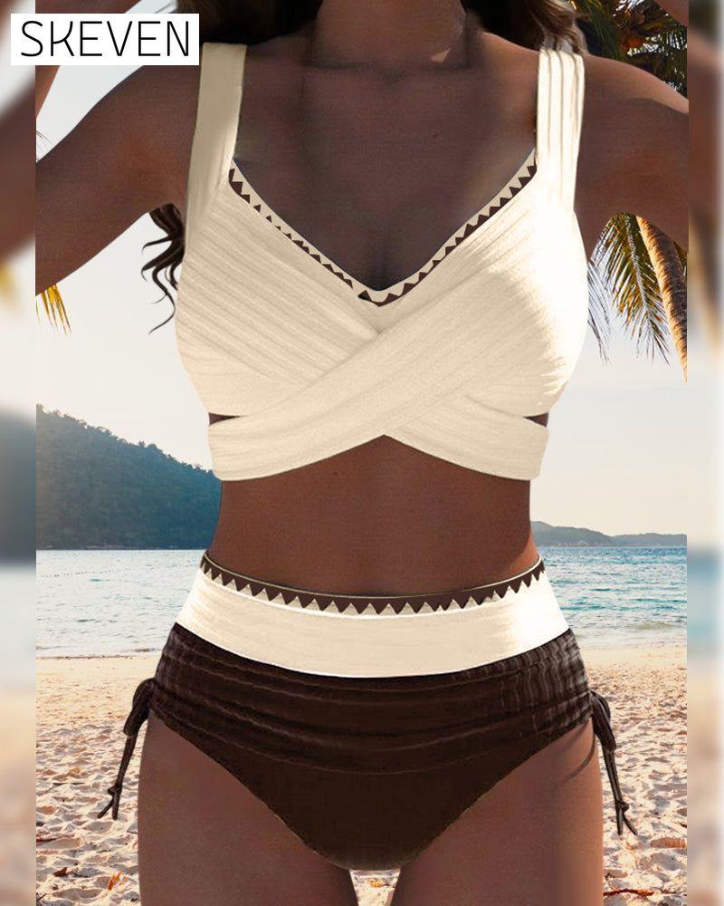 Lässiger zweiteiliger Bikini mit kontrastfarbenen Ziernähten