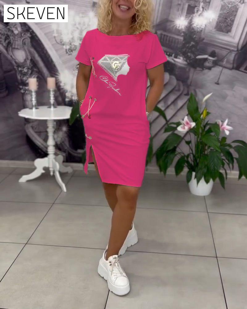Bedrucktes, tailliertes Kleid mit Schlitz