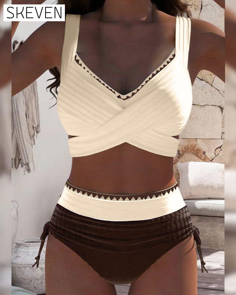 Lässiger zweiteiliger Bikini mit kontrastfarbenen Ziernähten