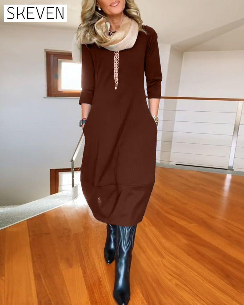Elegantes, einfarbiges Kleid mit Rundhalsausschnitt und Taschen