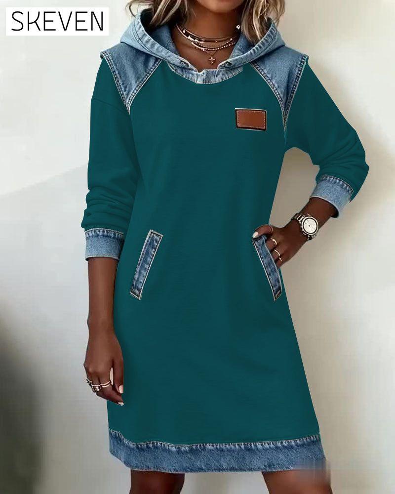 Kapuzenkleid mit kontrastierenden Einsätzen