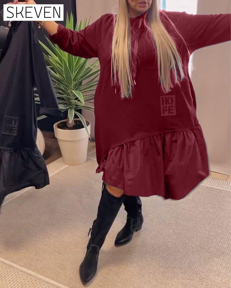 Langärmeliges, locker sitzendes Kapuzenkleid