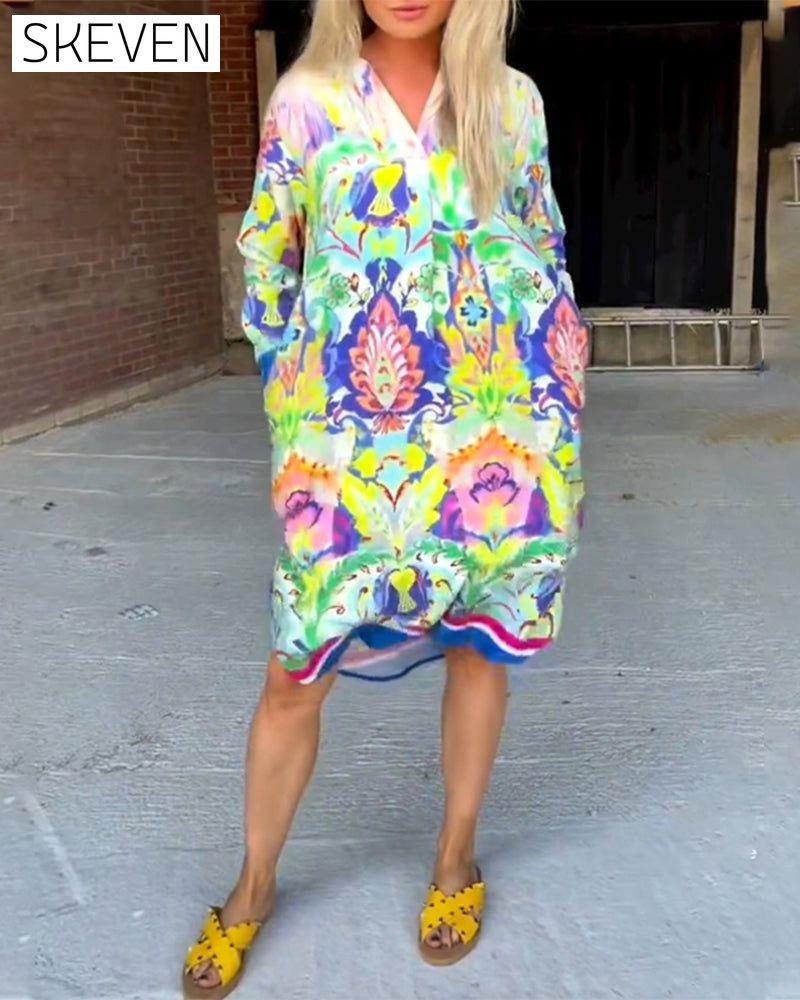 Bedrucktes, locker sitzendes Kleid mit V-Ausschnitt