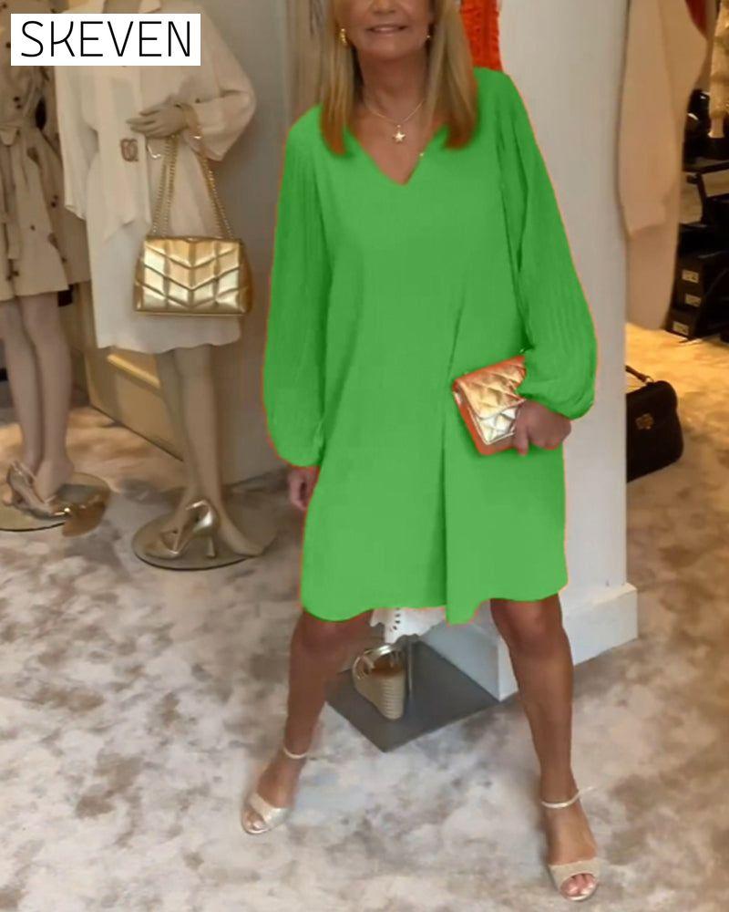 einfarbiges Kleid mit Laternenärmeln und V-Ausschnitt