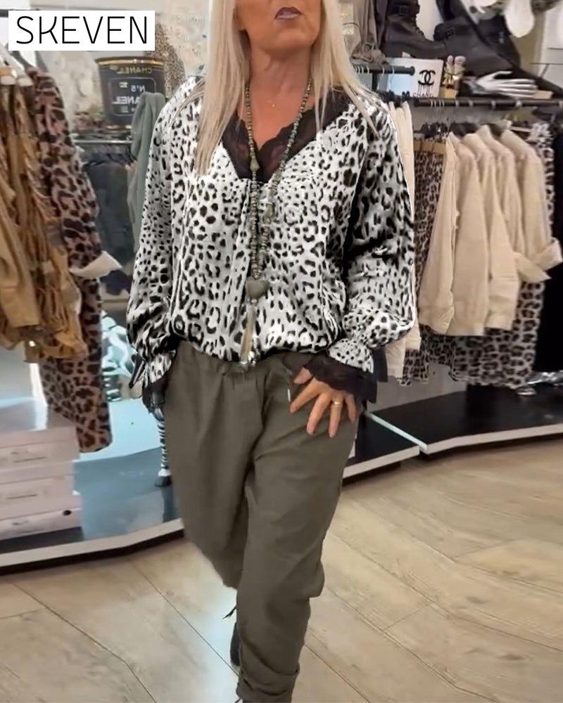 Blouse tendance à imprimé léopard, col V et empiècements en dentelle.