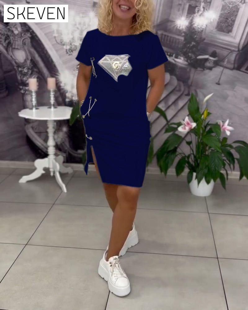 Bedrucktes, tailliertes Kleid mit Schlitz