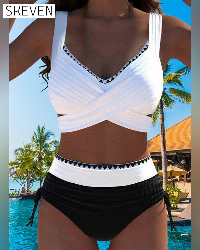 Lässiger zweiteiliger Bikini mit kontrastfarbenen Ziernähten