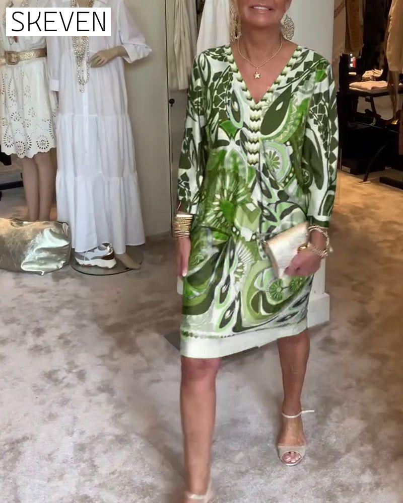 Lässiges Kleid mit Retro-Print und V-Ausschnitt