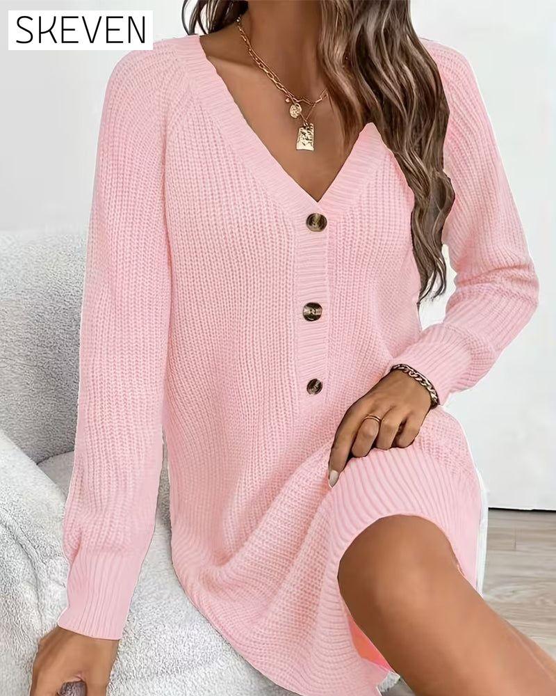 Modisches Strickkleid mit Knopfleiste und V-Ausschnitt