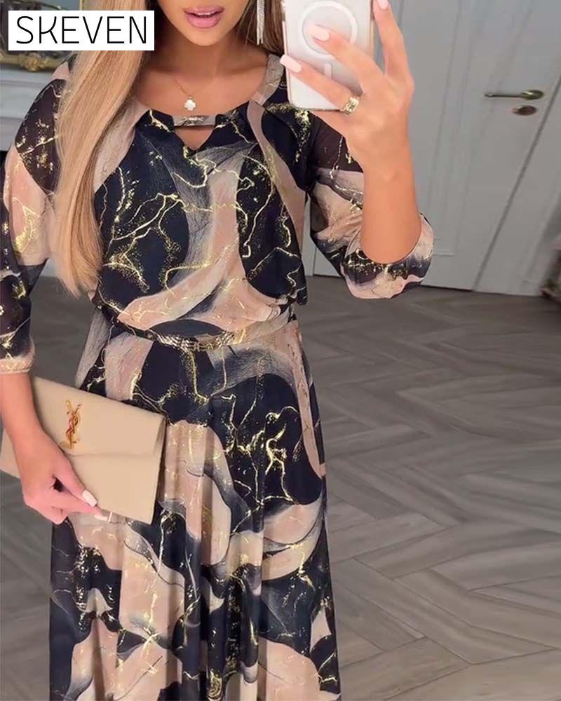 Elegantes Kleid mit Dreiviertelärmeln und Print an der Taille