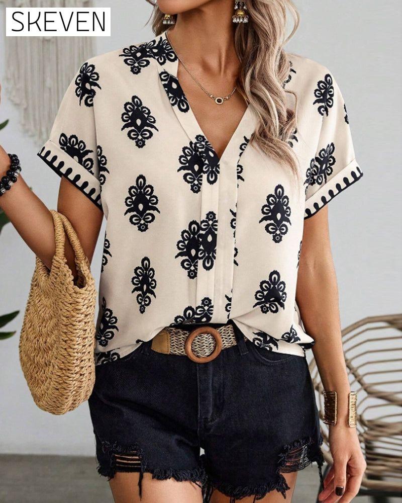 Elegante, kurzärmelige Bluse mit V-Ausschnitt und Print.