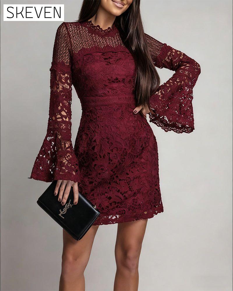 Kleid mit Glockenärmeln und Spitze an der Hüfte