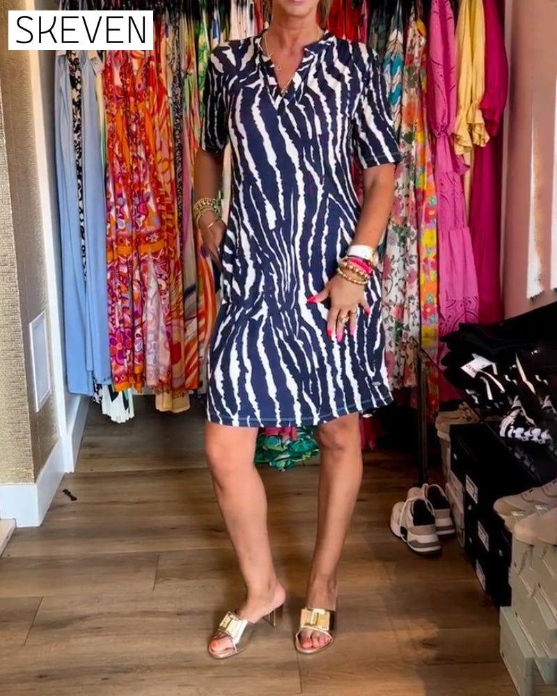 Kleid mit Kontrastprint, Tasche und V-Ausschnitt