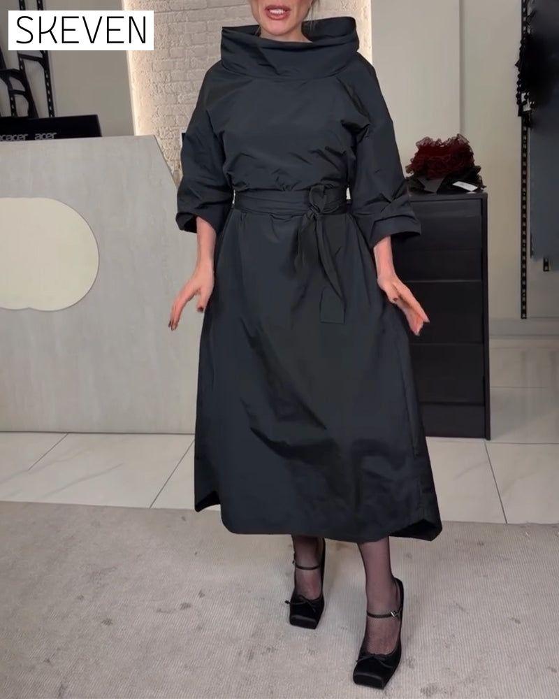 Modisches langes Kleid mit weitem Ausschnitt und Bindebändern