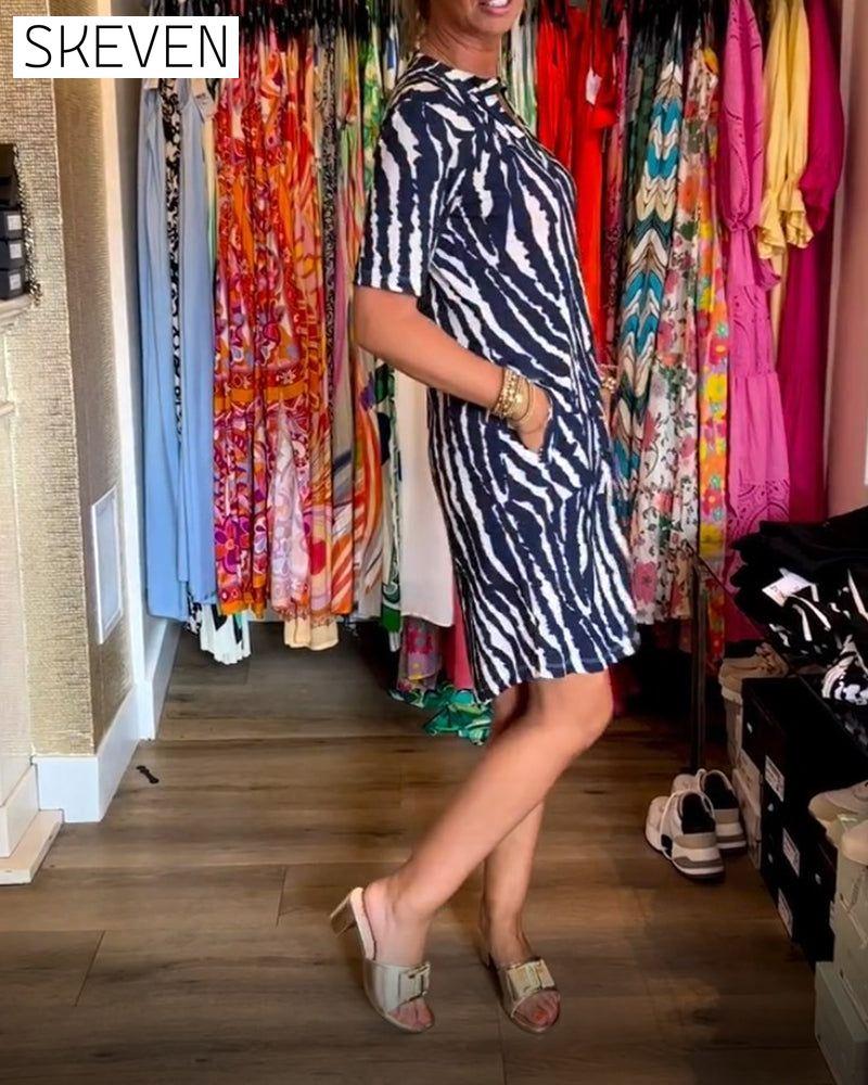 Kleid mit Kontrastprint, Tasche und V-Ausschnitt