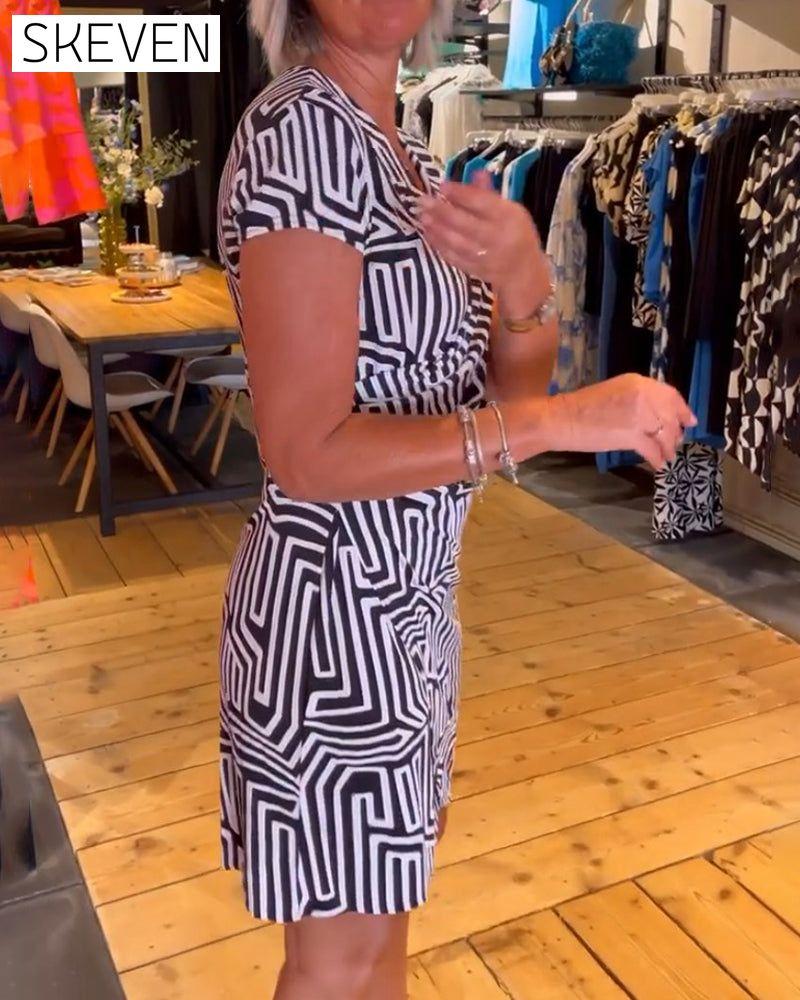 Kleid mit V-Ausschnitt und geometrischem Muster