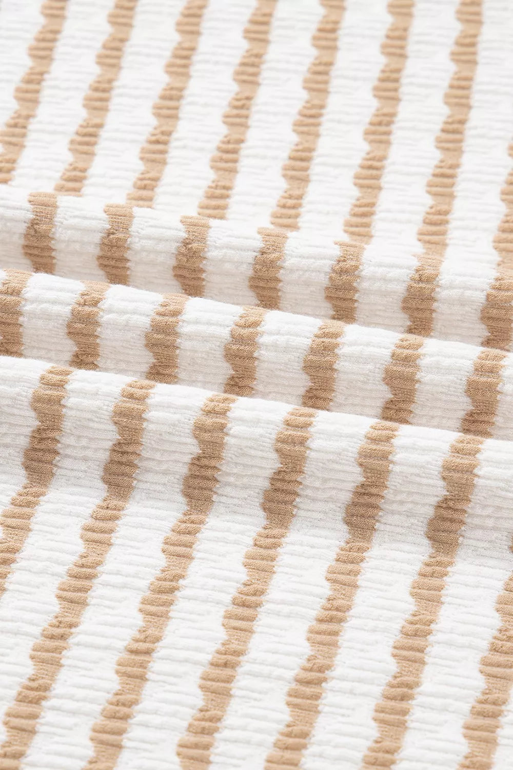 Gestreiftes, strukturiertes Stricktop mit Schlitz am Saum, halben Ärmeln und lockerer Passform