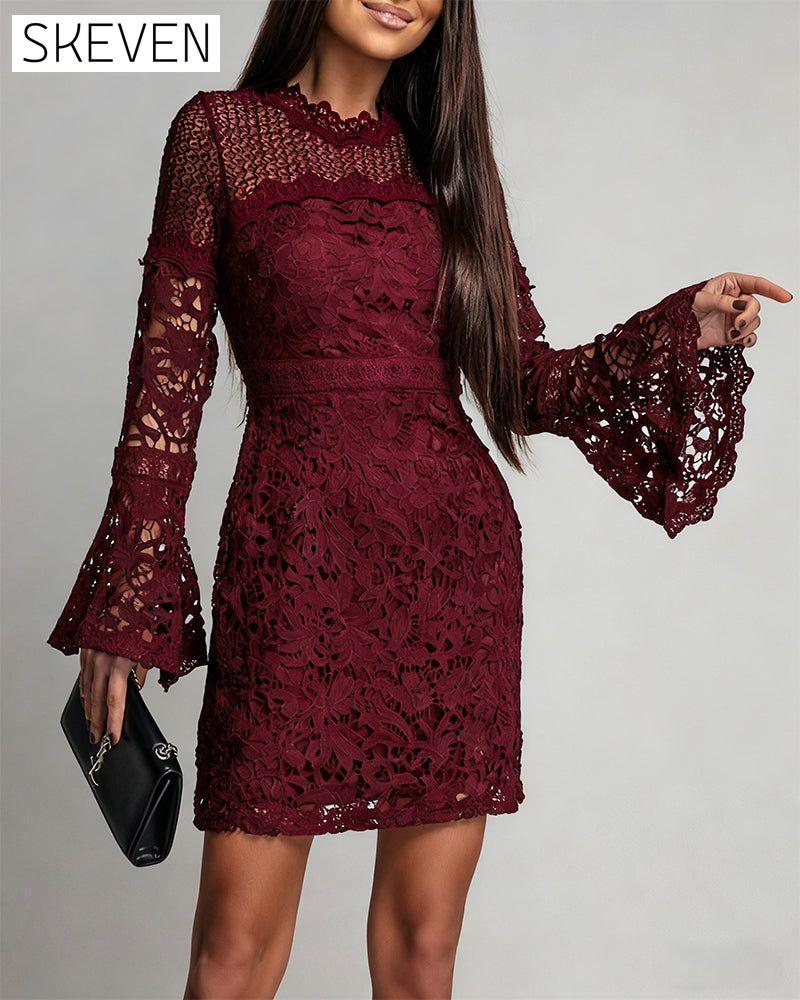 Kleid mit Glockenärmeln und Spitze an der Hüfte