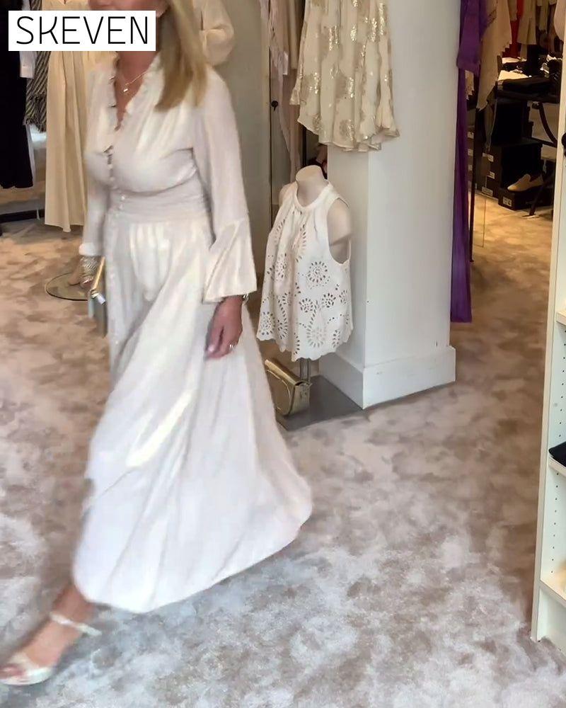 Langes Kleid mit Spitzenkragen und Knopfleiste in der Taille