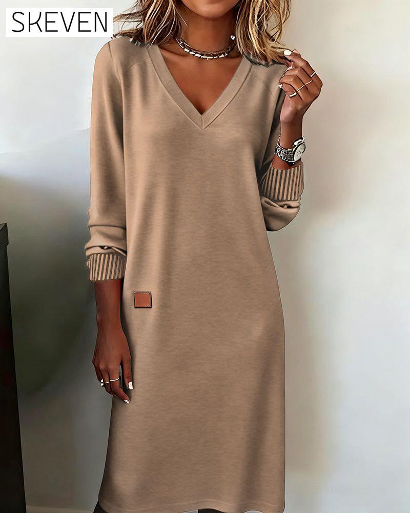 Stilvolles Strickkleid mit V-Ausschnitt