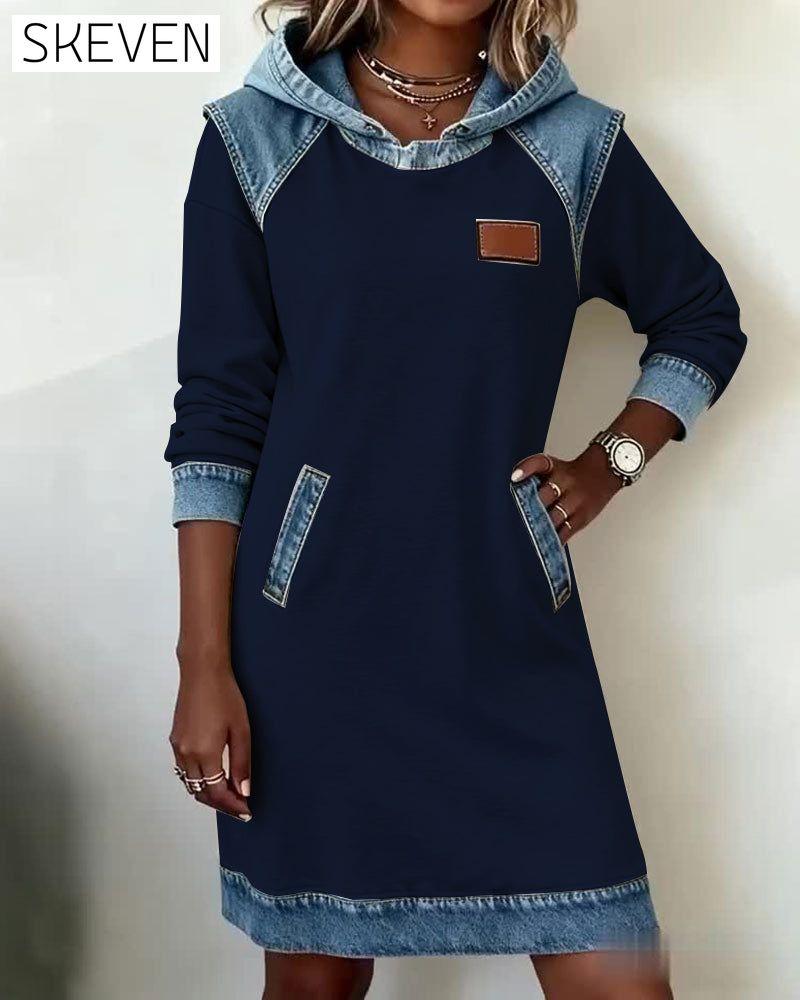 Kapuzenkleid mit kontrastierenden Einsätzen